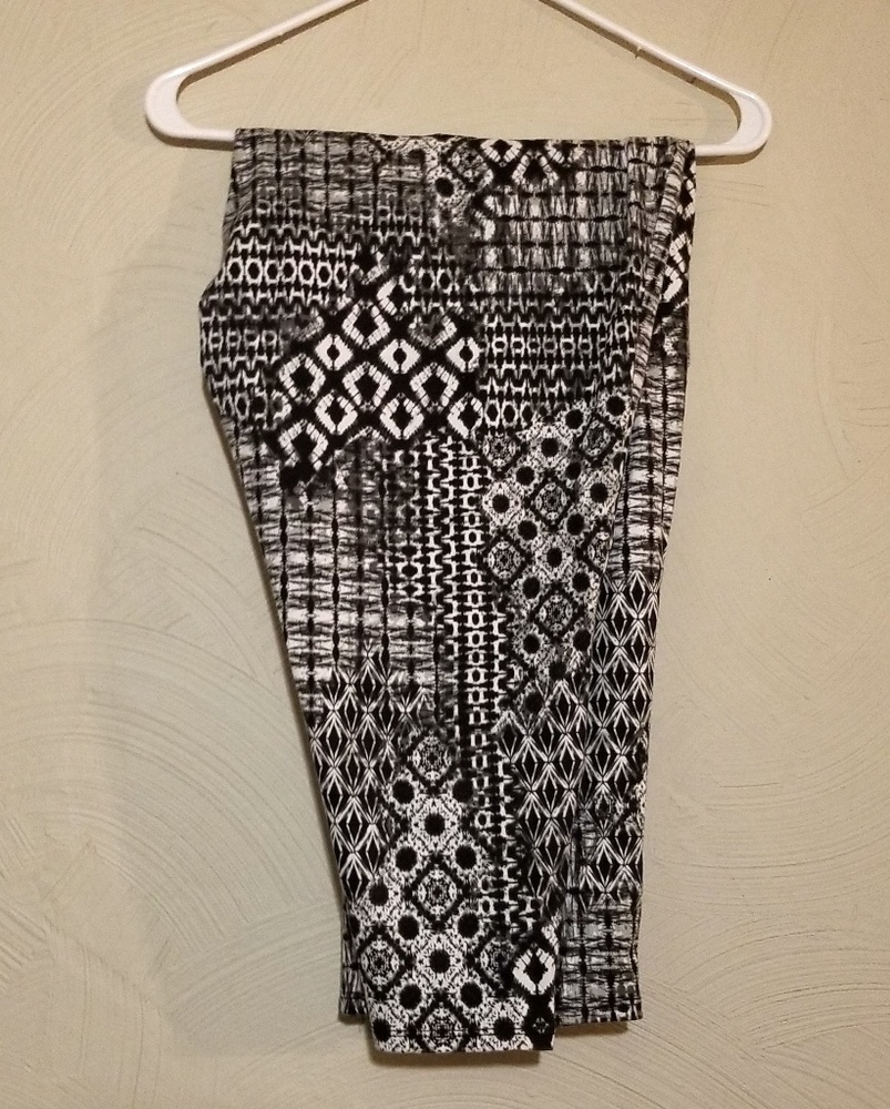 Fun black and white pattered capri jeggings